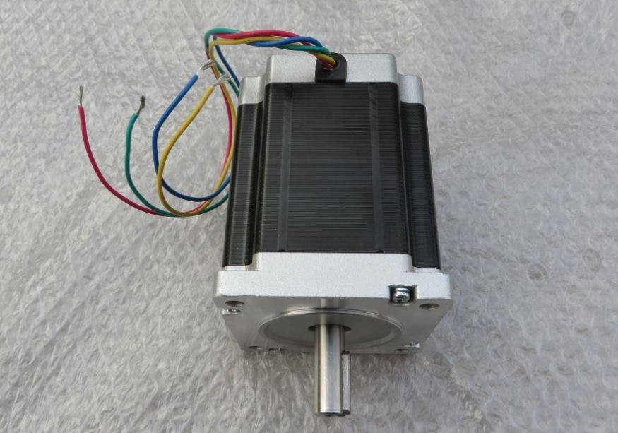 多臺步進電機可以用一個驅動器控制嗎？